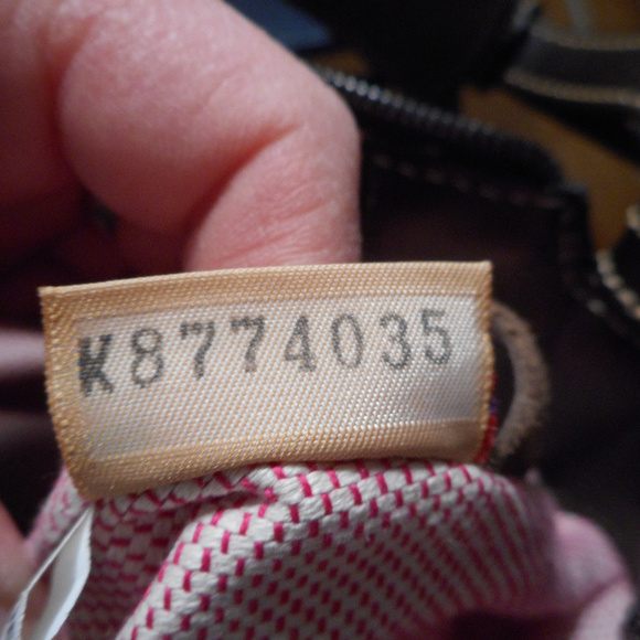 Dooney and Bourke logo bag, LIKE NEW CONDITION - Picture 7 of 8